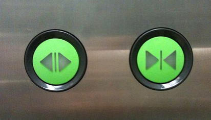 エレベータの開閉ボタン